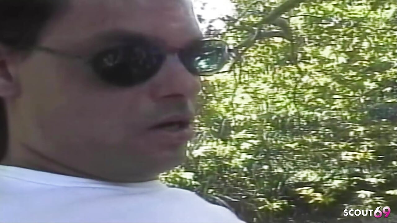 男はトランス女性とこっそり会い、屋外でアナルを犯す