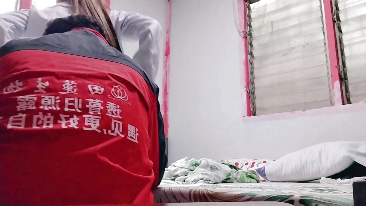 LUCKY DELIVERY RIDER DEVIRGINIZED A BEAUTIFUL PUSSY