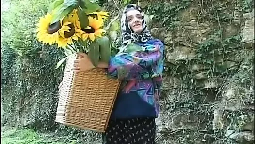 Nenek ngentot pantat di luar ruangan dengan facial