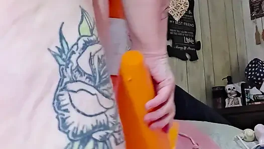 Шлюха, трахающая рот, принимает чудовищный член в ее камшоты и он кончает