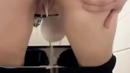 Memek muncrat dientot sambil kencing di memek
