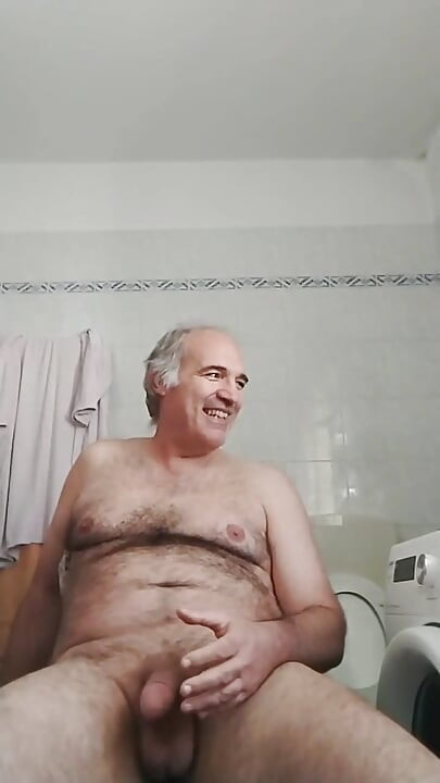 Puno pišanja u umivaoniku, dugo drkanje i prljavi jezik