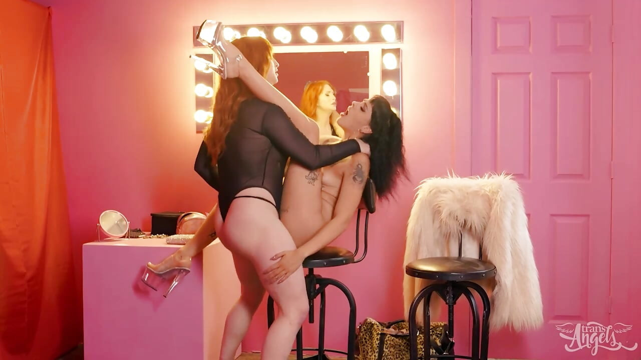 Trans ANGELS - maeve Rose ka byaphrend use nicha dikhane deta hai, lekin evie eershya use vah chehre par viry deti hai jo vah tarasti hai