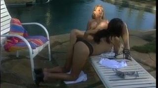 Lesbianas en acción junto a la piscina