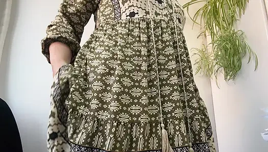 Ibu tiri sange dengan stoking seksi dan sepatu hak tinggi lagi asik masturbasi dan ngentot kakinya di atas meja