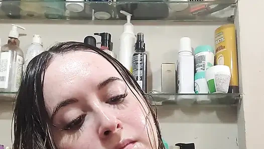 Mengeringkan Rambutku