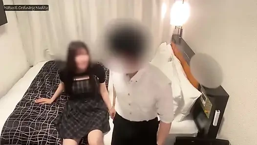 Сладкий возврат F-чашки: игривая красотка поднимается от уличного соблазнения к неоднократным глубоким наслаждениям