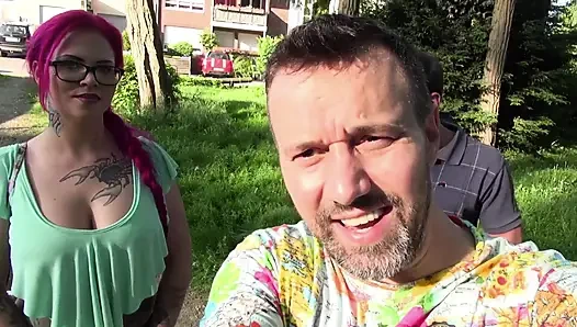 Birçok dövmeli ve renkli saçlı büyük götlü kız araba sikişi için alınıyor