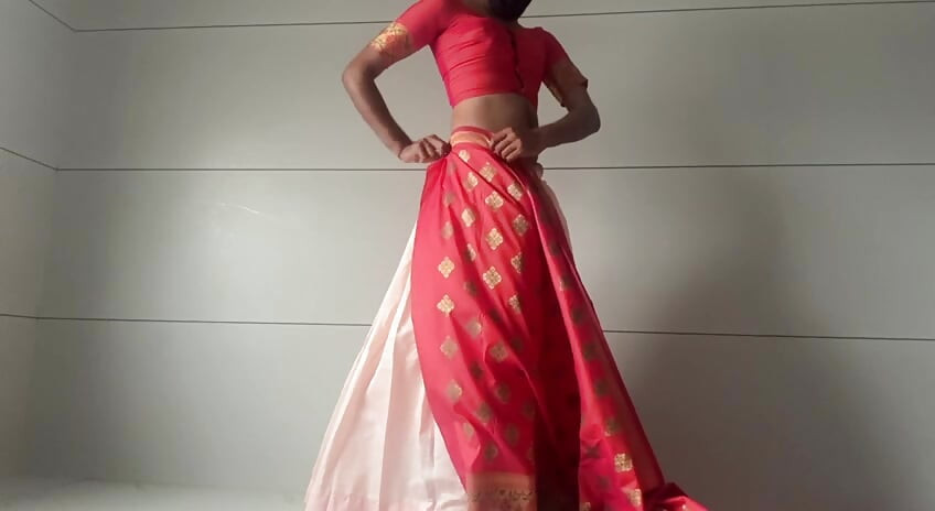 Kenakan ghaghra dengan saree