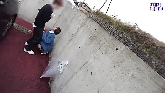 Islak işaret, kendini her bıraktığı yerde parıldayan yaramaz bir iz bırakırken dolaşıyor 1/3