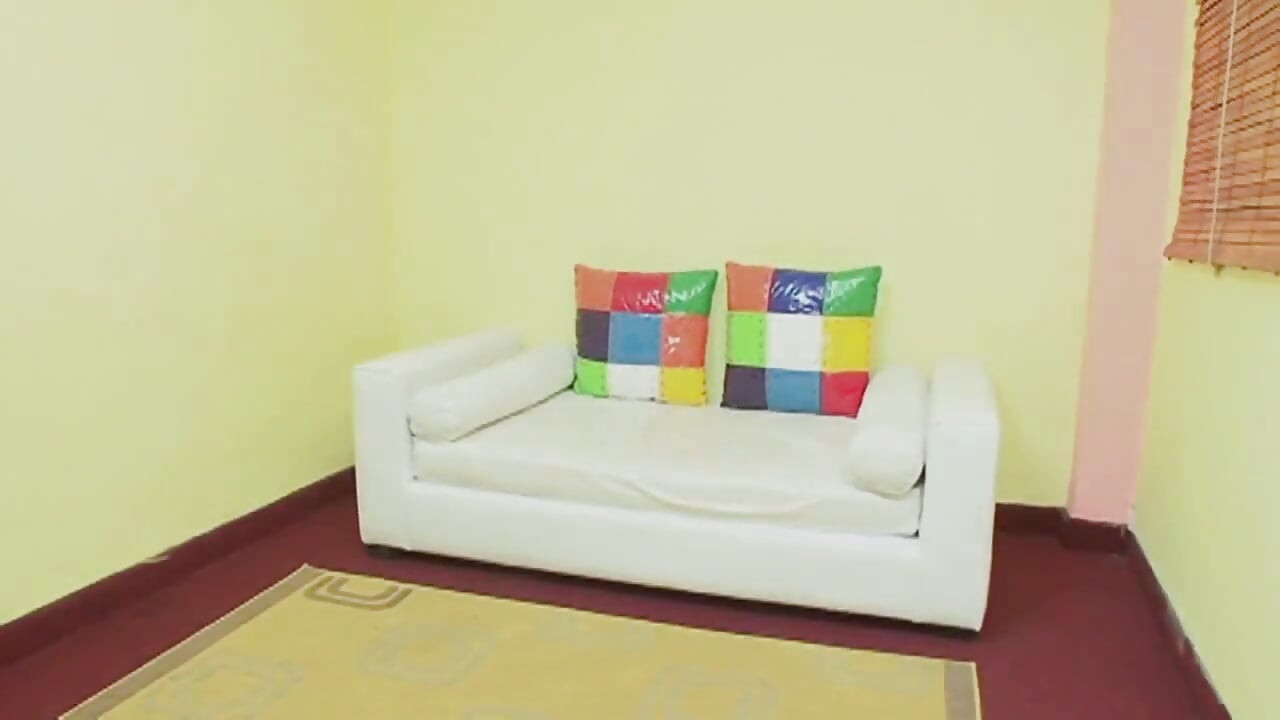 मोठ्या स्तनांची गोरी शिमेल पुची आवडते