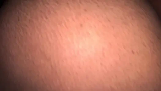 Stiefschweste, die muschi macht, klingt, während sie diesen schwanz reitet