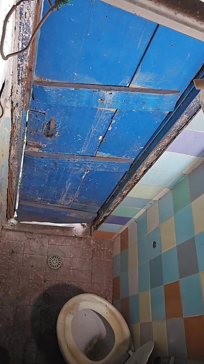 คนงานก่อสร้างสองคนออกในห้องน้ําบริษัท