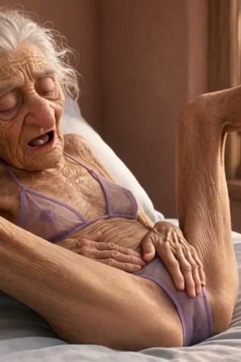 90 år gammel moden kvinne får flere orgasmer i sengen med en gjennomvåt fitte