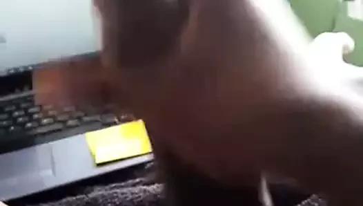 Büyük zenci yarağımı okşuyor
