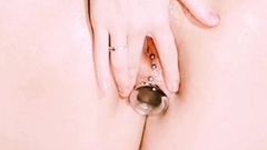 Manželka anální děvka si hraje se skleněným análním kolíkem .. anální piercing!
