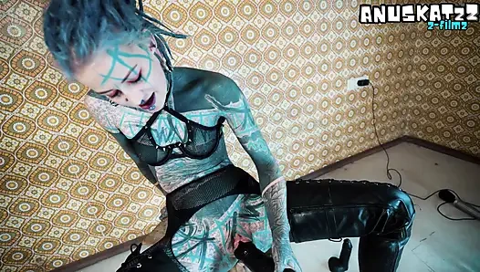 Sesi tinta & tindik logam seluruh tubuh - kulit hitam & tumit, sesi dudukin kursi brutal dengan dildo hitam yang mengerikan