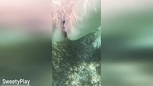 Yabancı plajda amcığımın içine boşalıyor. Su altında dölleme