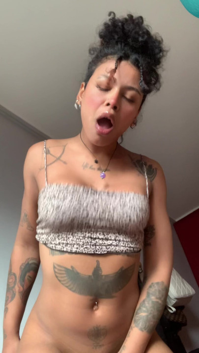 Joven puta latina solo la masturbación, video expuesto