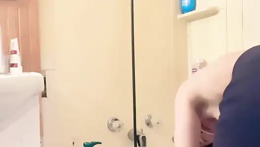 Hana küvette kıllarını yıkıyor küçük memeli çok güzel