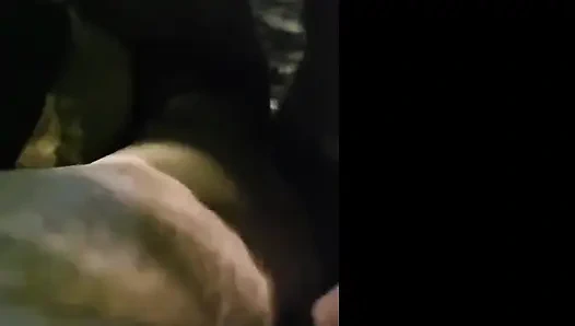 Saya menemukan seorang pria di alun-alun umum, meniduri saya di depan cuckold