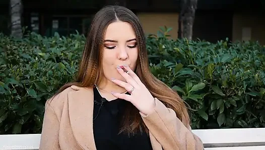 Rus kız öğle tatilini sigara içerek geçiriyor
