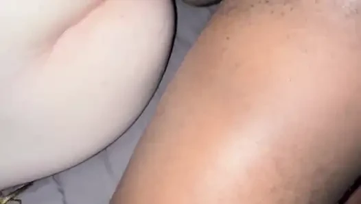 Tombul beyaz üvey kız kardeş ilk kez sıkı götüne anal seks yapıyor