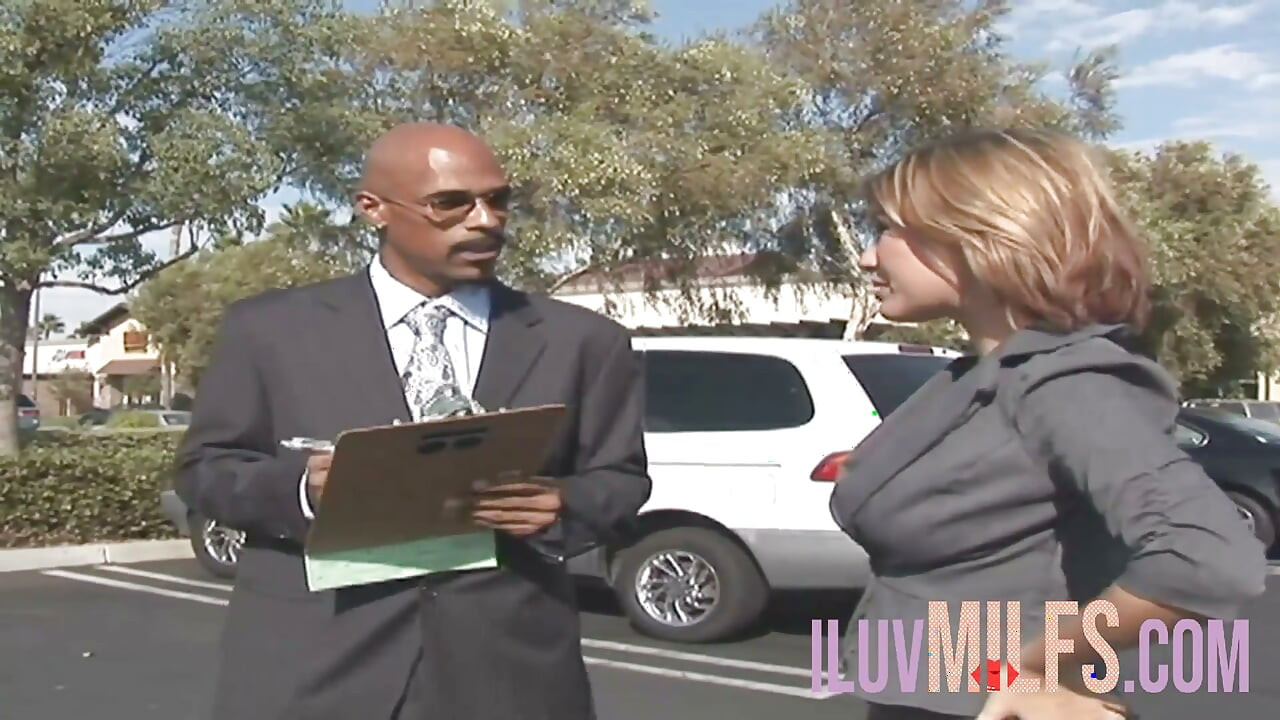 Milf con grandes tetas folla con jefe en la oficina