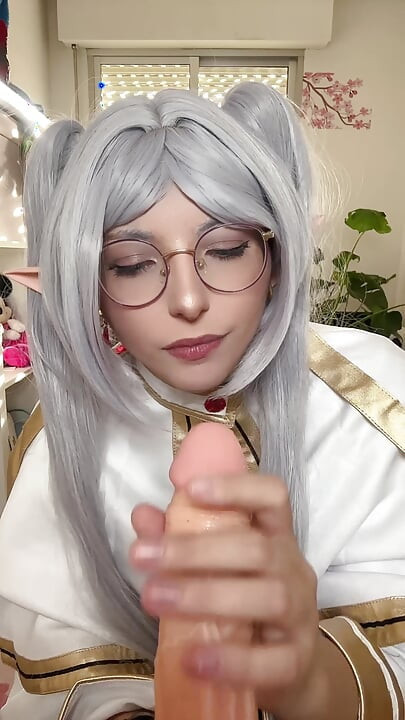 FRIEREN PRAVI ŽIVOT HENTAI KOSPLEJ DEVOJKE PUŠENJE KURCA