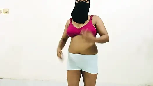 Desi büyük üvey kız kardeş Dunce 18 yaşındaki küçük üvey erkek kardeşinin önünde.
