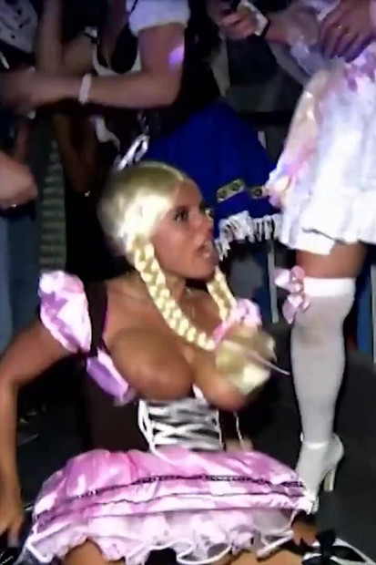 डिस्को में हॉट लड़कियों के साथ हॉट ग्रुप चुदाई