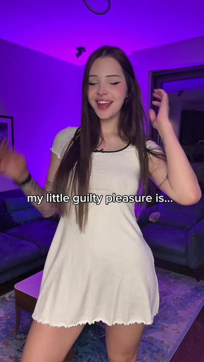 Good schoolgirl shows what she has under her skirt