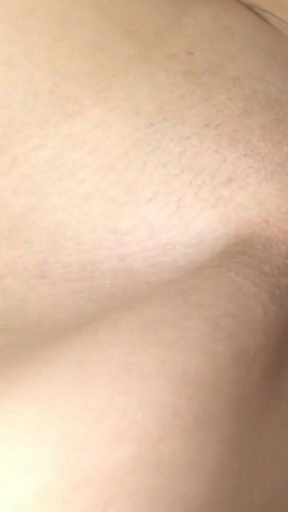 必须分享的时刻来自“无辜的日本女孩在她剃光的阴户里得到了多根鸡巴，每个人都在她体内射精，中出”