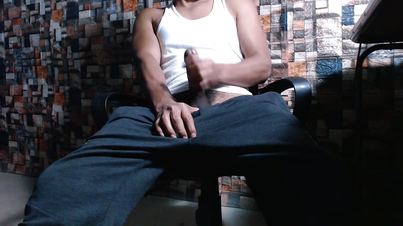 アスレチックウェア姿のソロ男性がオーガズムに達する