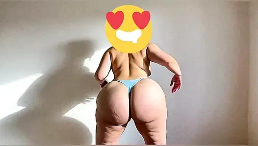 Женщина с большими попками с большой трясет им сексуально. 2