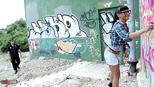 Jenny up destroy bozuk bir polis tarafından götünü siktiriyor