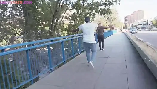 Aku nyepong kontol pria kulit hitam ini di depan umum dan selesai main di rumah sampai pantatku dicrot sperma hangatnya