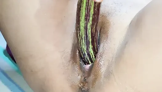 rasili Meenu bhabhi ne apne chut me baigan daal kar chut sa pani nekal kar mza leya