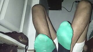 Развлекаюсь с моими зелеными носками и потными ступнями