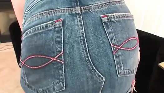 Tante seksi ini muncrat banyak banget setelah mainin mainan seksnya yang intens