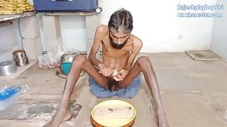 Rajeshplayboy993 comiendo manzana grande cortando rodajas