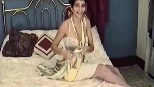 Cewek hot rambut cokelat lagi asik bugil di ranjang sambil bugil