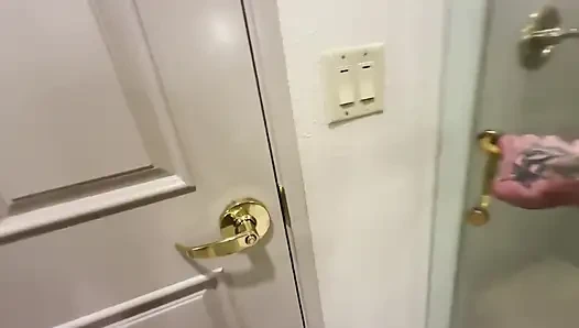 黑人少女继女和继父在酒店睡一张床