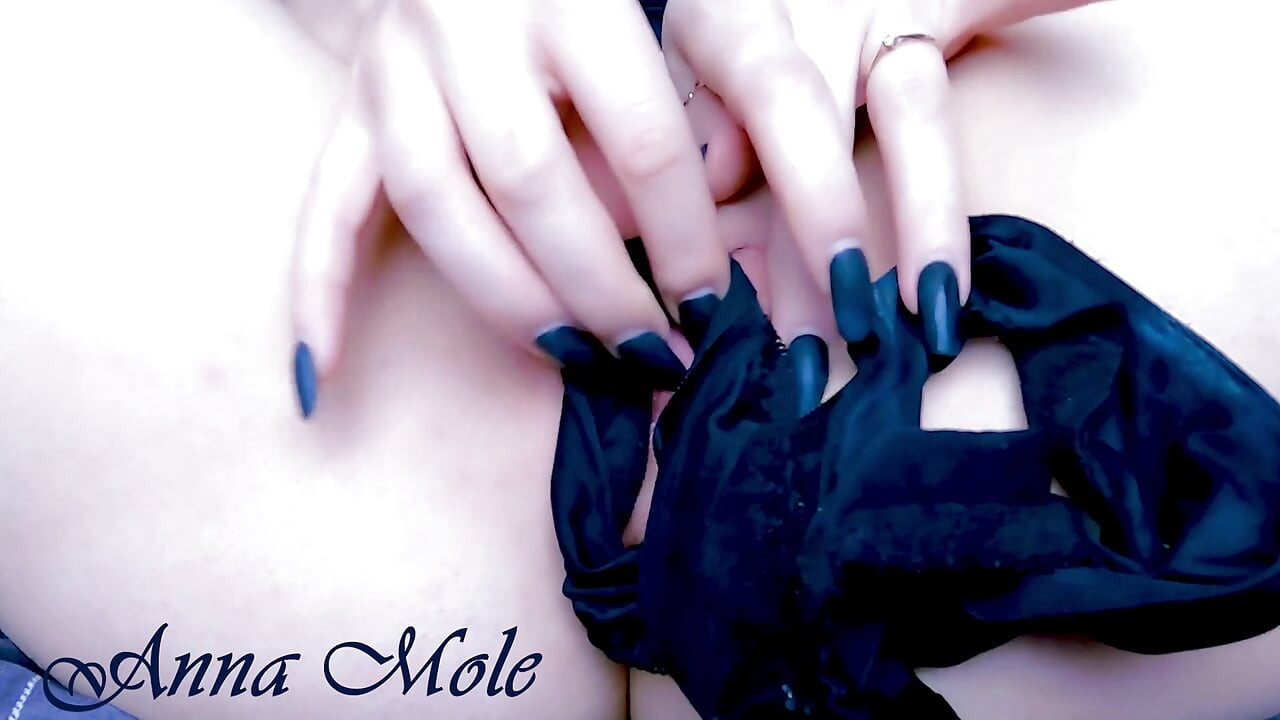 Close-up masturbando buceta com clitóris grande e calcinha preta, gozada e colocar a calcinha dentro da buceta