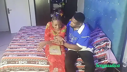 Vaizim aşağıda düzgün kremsi amcık alıyor