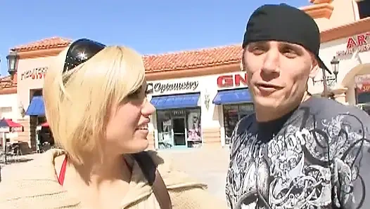 Çarpıcı sarışın genç kız sikiliyor ve sikiliyor