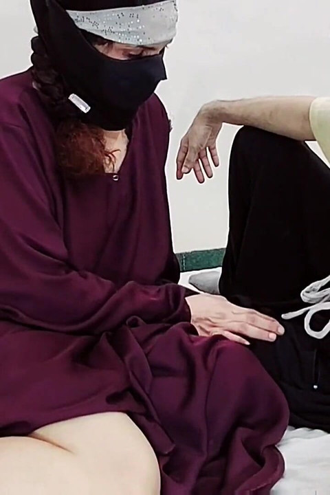 Burqa-hijab trägt muslimisches indisches mädchen, das cowgirl reitet