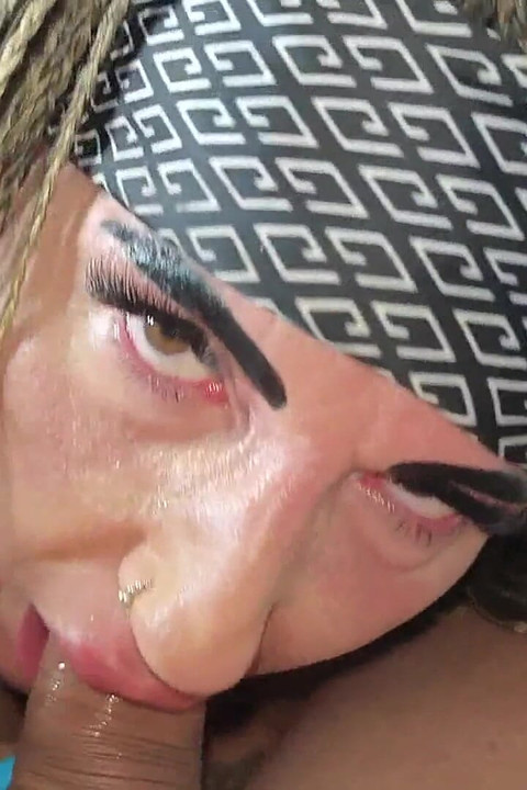 Đưa cho tôi con cu của bạn và xuất tinh trên khuôn mặt của tôi