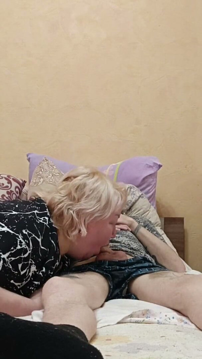Hàng xóm bú từng giọt tinh cuối cùng ra khỏi con cu | Đoạn video ngắn 1