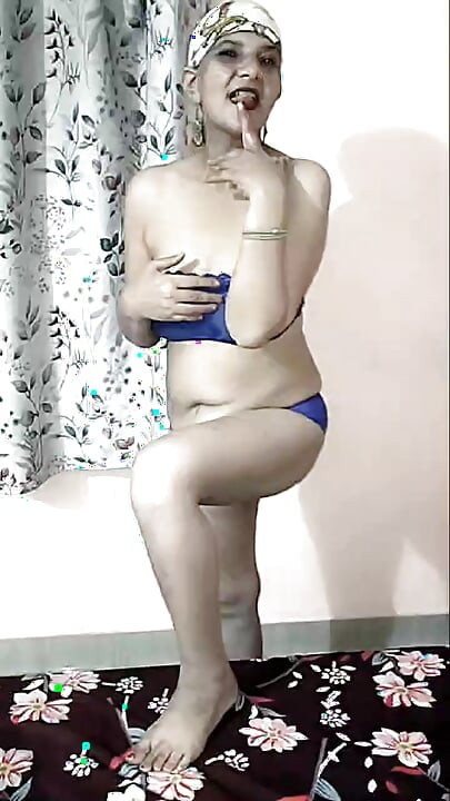 Bandana wearing Bhabhi Squirts.